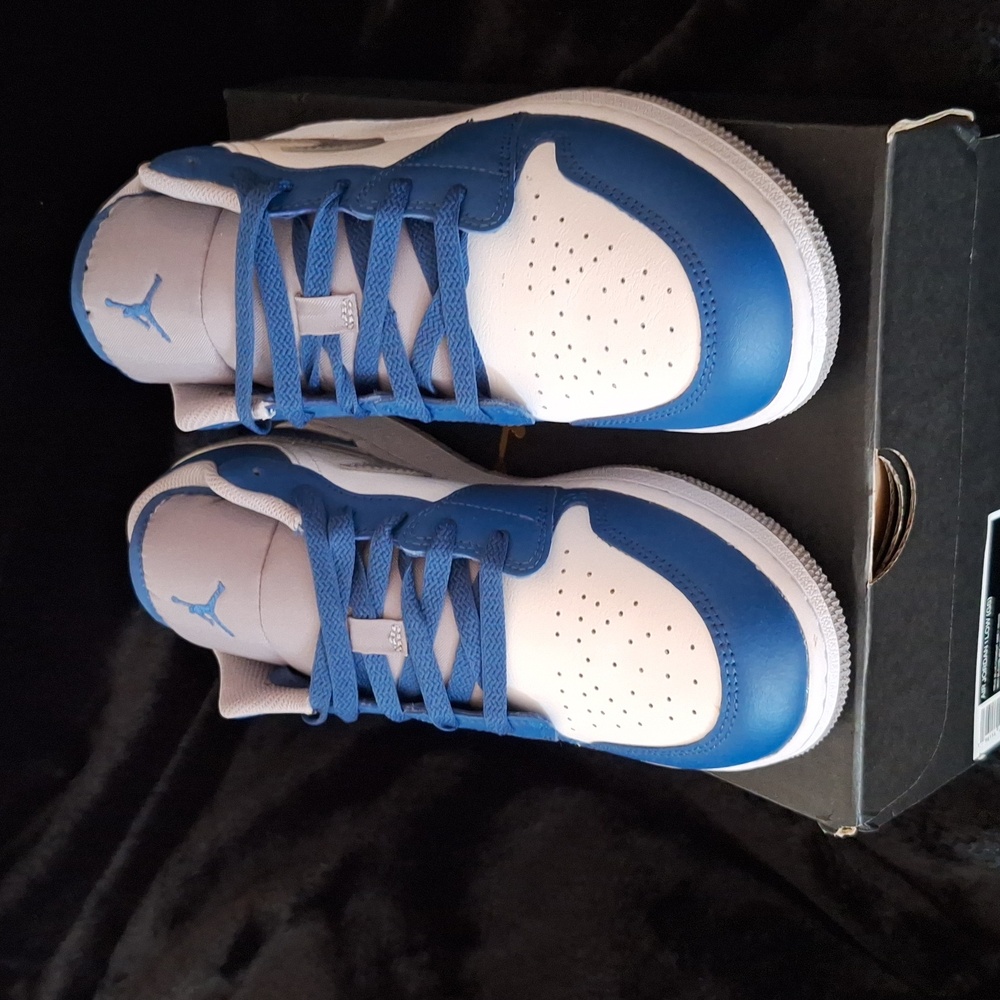 Nike Air Jordan 1 Low Sneakers - Picture 3 of 6